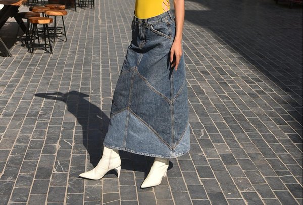 Comment porter des jupes longues avec des bottines pour un look moderne?